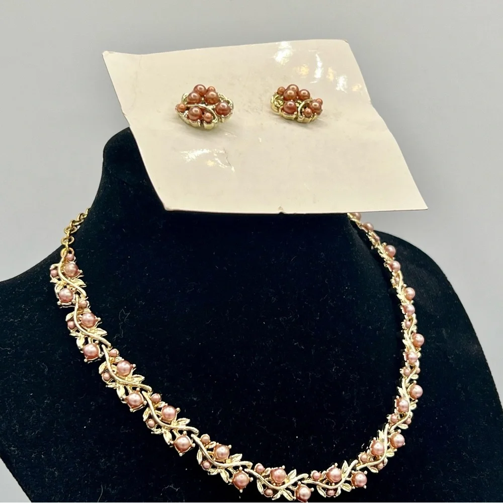 Vintage new old stock gold tone peach faux pearl choker & clip on earrings set - Picture 6 of 6